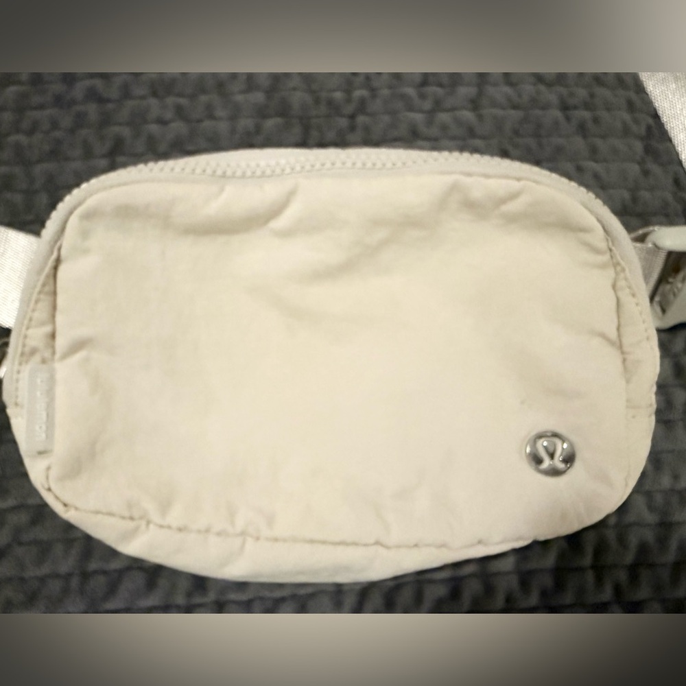 🤍Lululemon Athletica Everywhere Belt Bag 1L - White - Picture 4 of 10